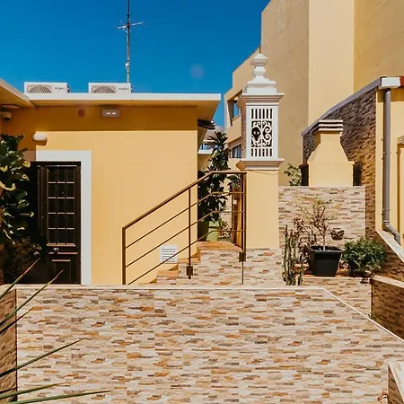 Happy House Casa de hóspedes 4*